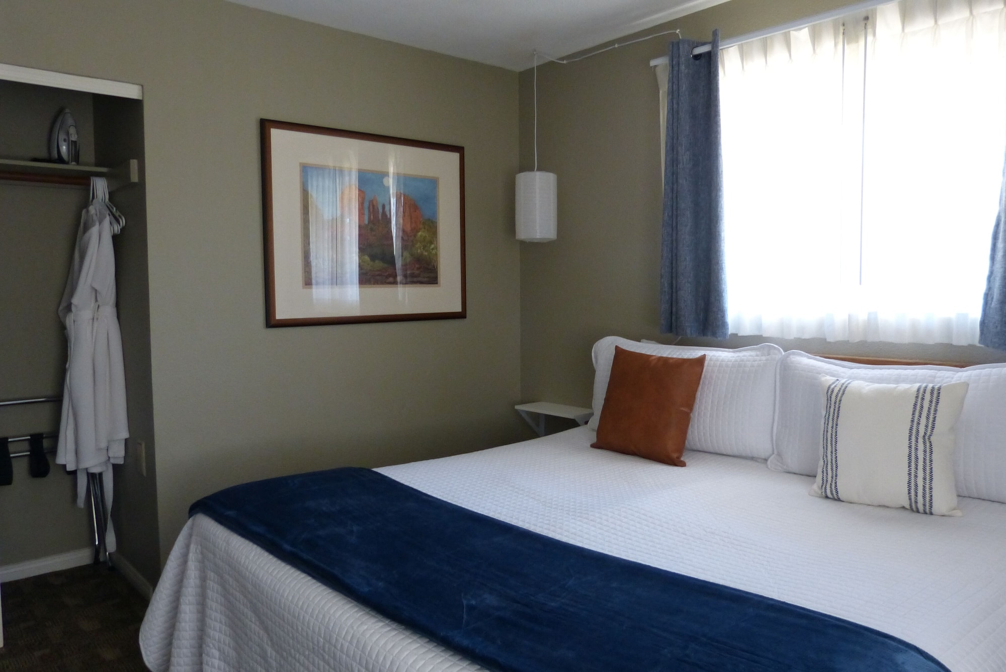 DELUXE, KING BED