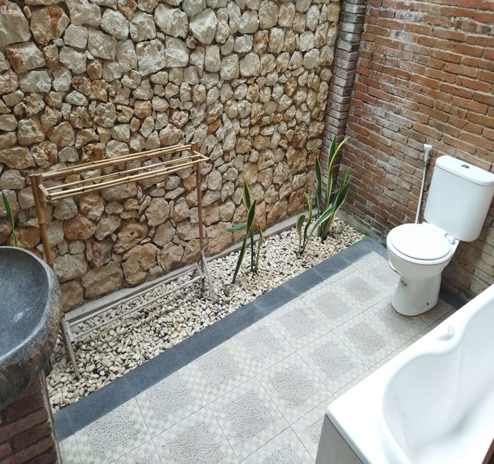 Omah Teras Bata Guesthouse by ZUZU 14/16