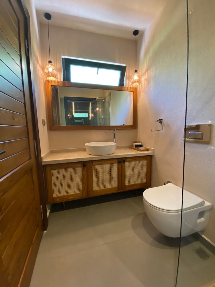 Z Exclusive Hotel And Villas 18/30