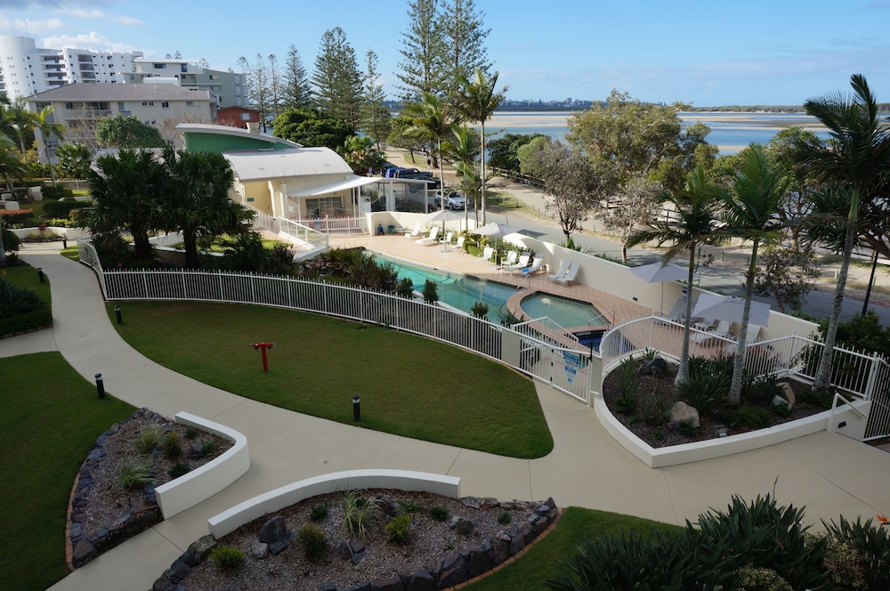 MOORINGS BEACH RESORT 66/77