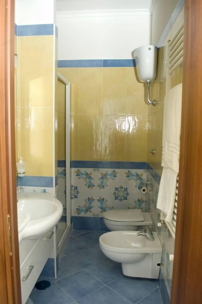 غرفة ثلاثية بسرير كوين وسرير فردي بإطلالة على المدينة، Bed And Breakfast Medea 2/4