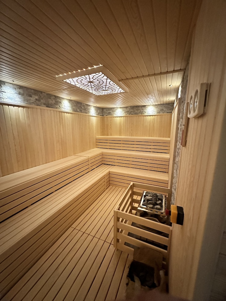 Side Golden Rock Hotel 16 plus Adults Only 19/36