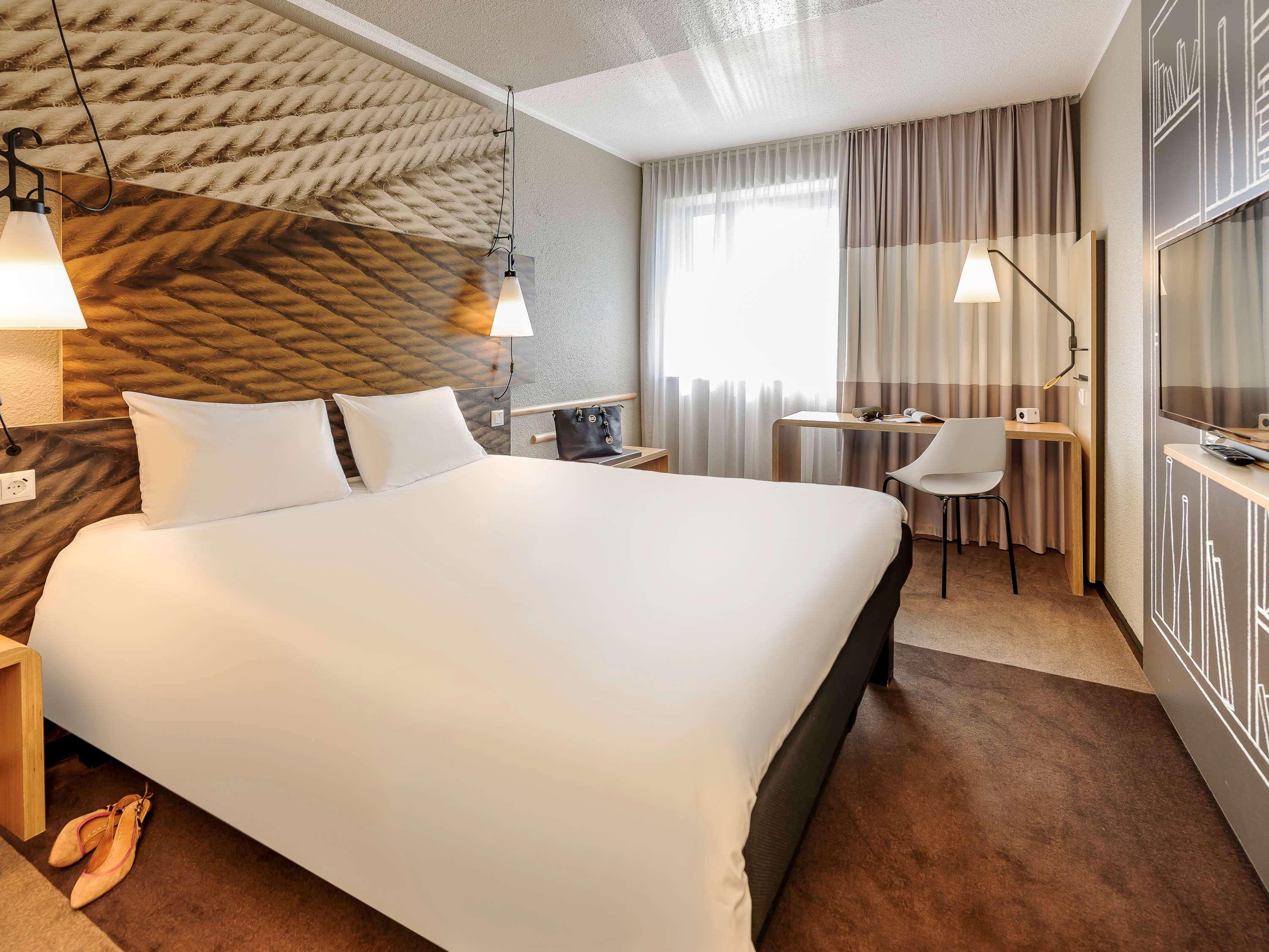 ROOM, DOUBLE BED