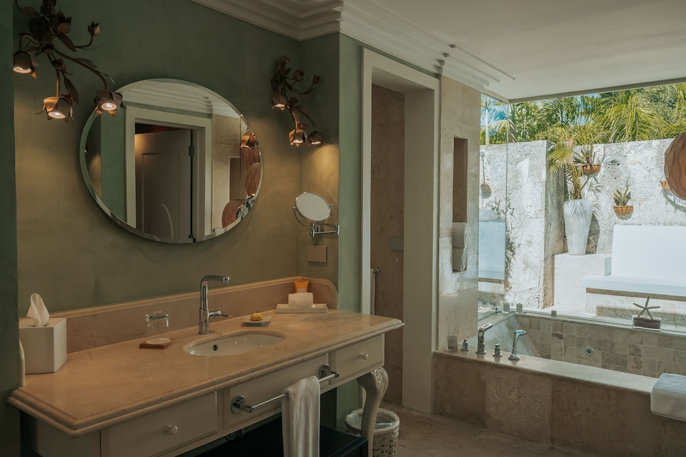 Pool, Junior Suite, Luxury, King Bed, Sofa، Eden Roc At Cap Cana 2/2