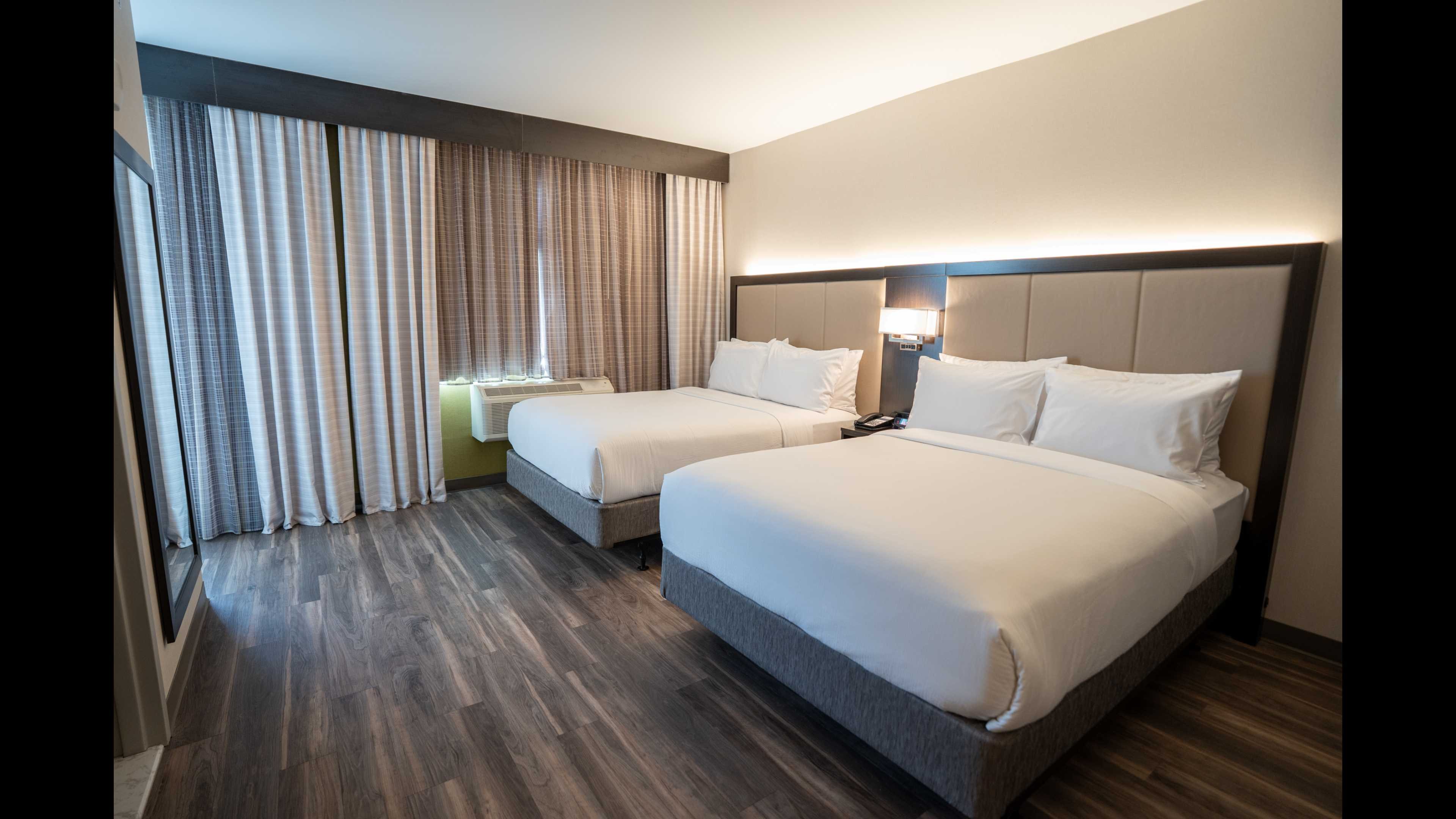 Standard, 2 Queen Beds, City Skyline View, Balcony، Holiday Inn Express Long Island City E New York, an IHG Hotel 4/5