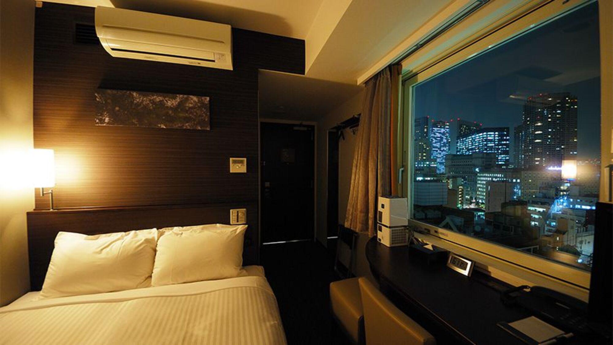 غرفة متصلة بسرير مزدوج في طابق مرتفع