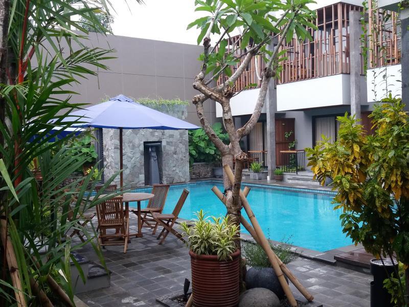 Deluxe, Pool Access