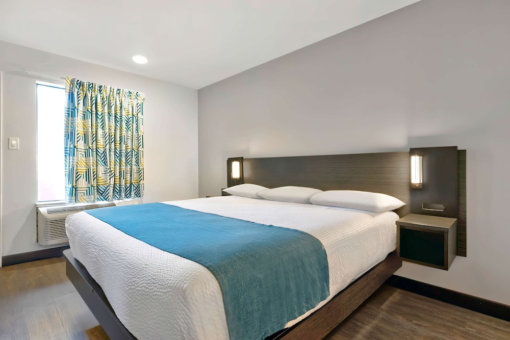 DELUXE, KING BED, KITCHENETTE