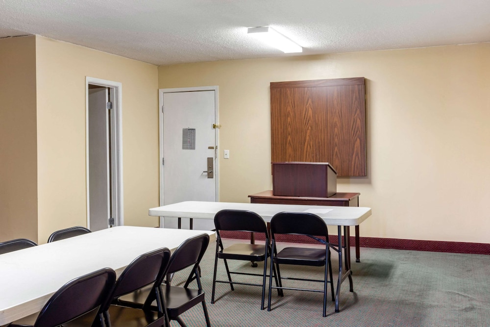 Econo Lodge Burlington I-40 12/14