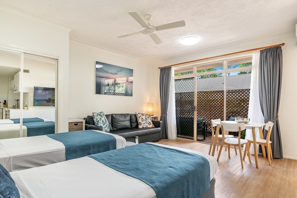 Byron Central Apartments 11/67