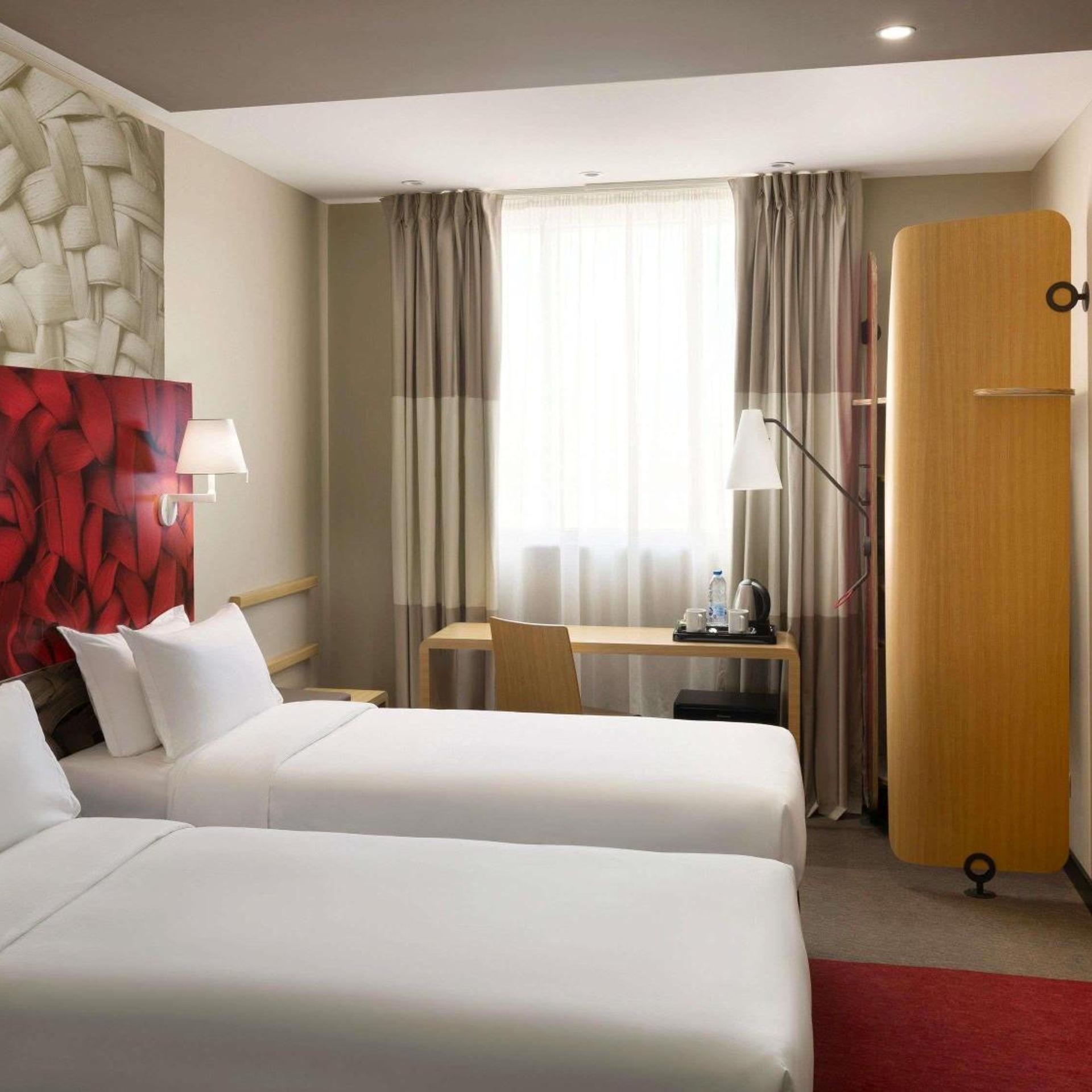 Room, Twin Beds, Skyline View