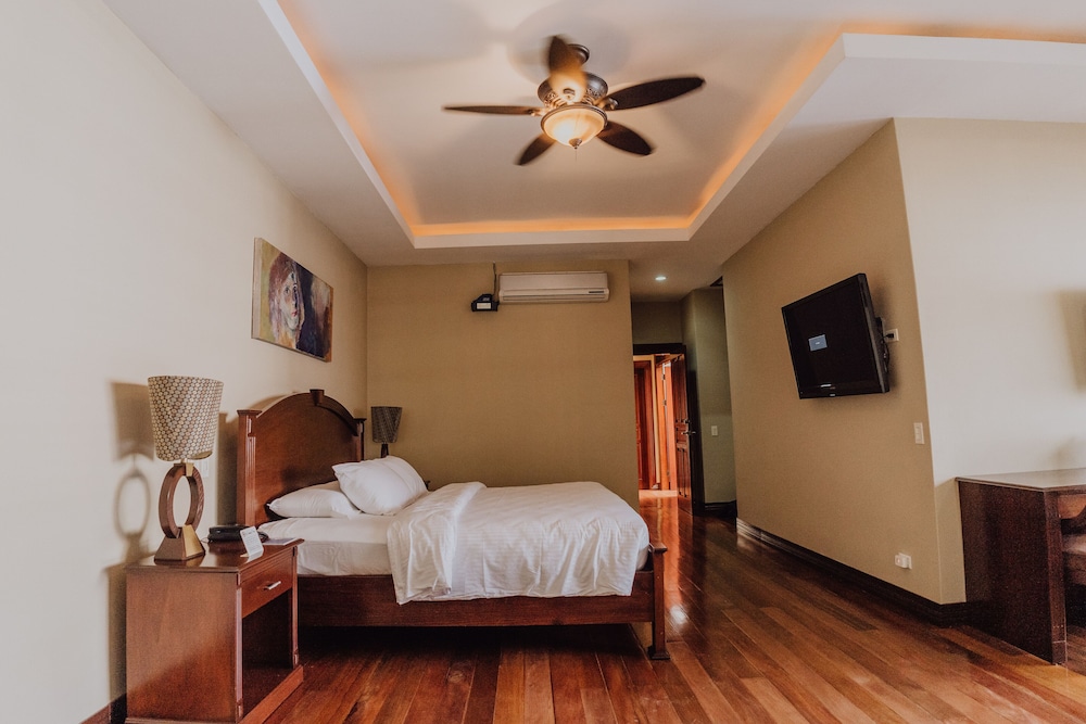 SUITE, KING BED