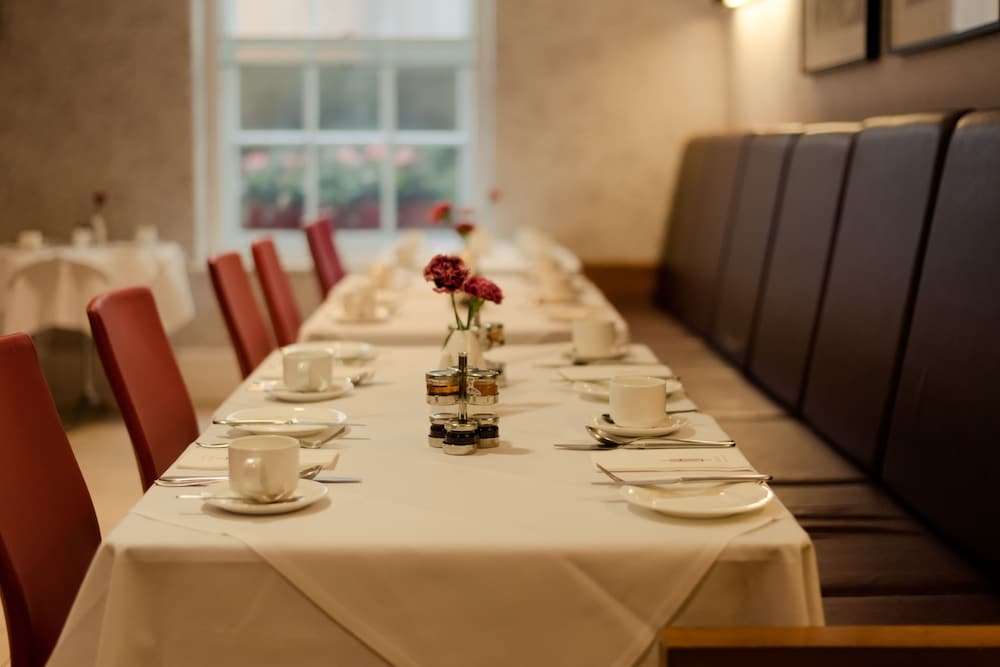 LEOPOLD HOTEL 35/50