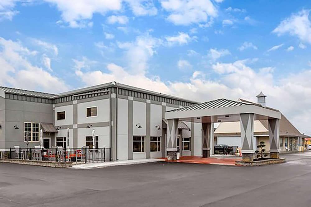 Days Inn & Suites by Wyndham Bowling Green 42/46