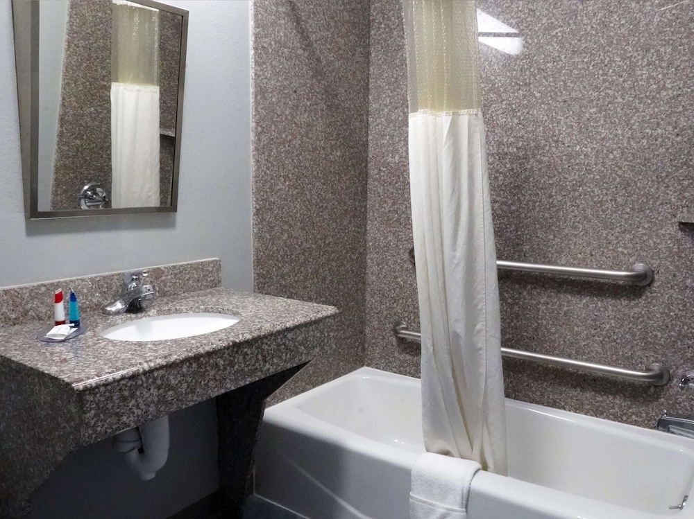 Americas Best Value Inn & Suites Bush Intl Airport 14/23