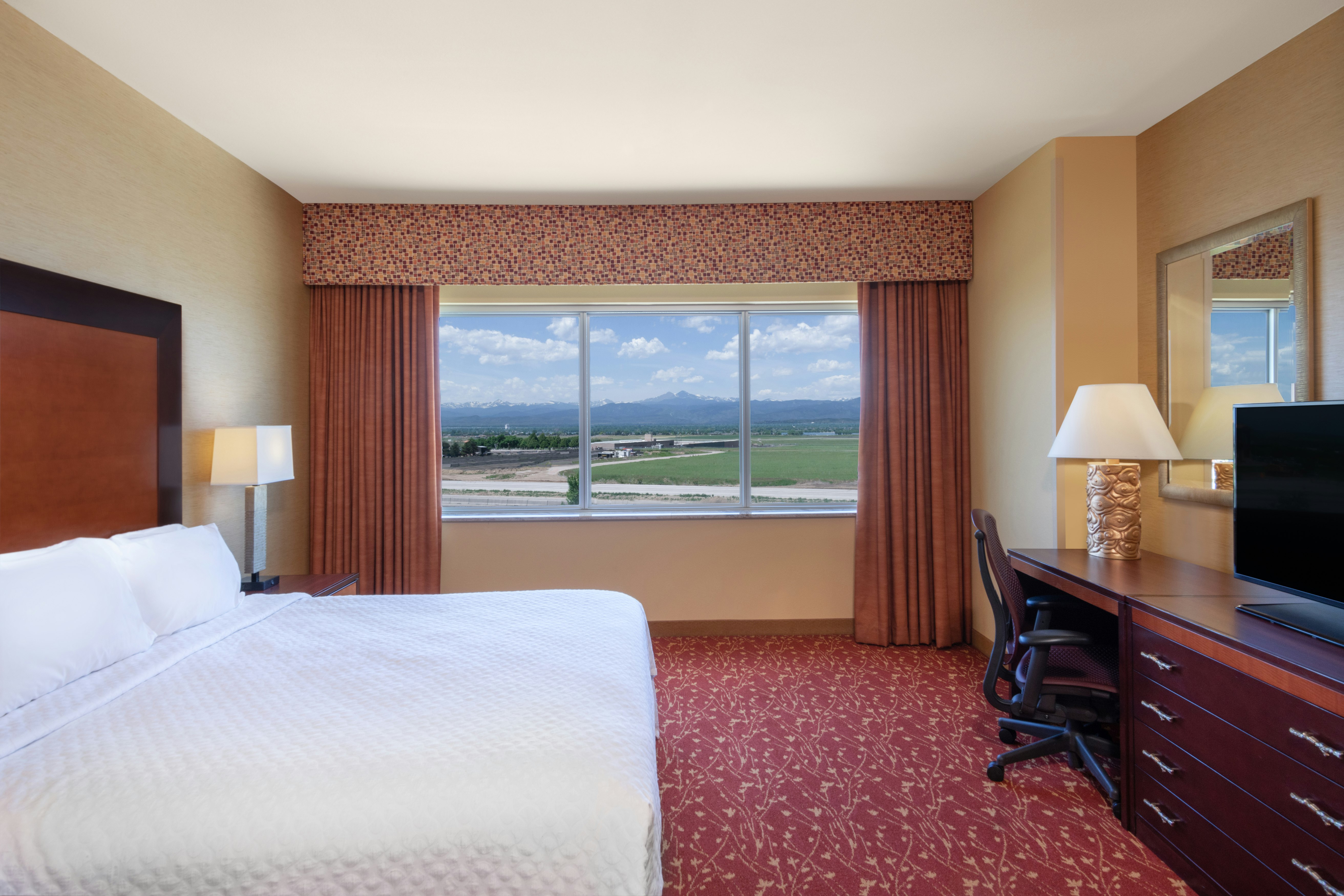 Suite, King Bed, Mountain View