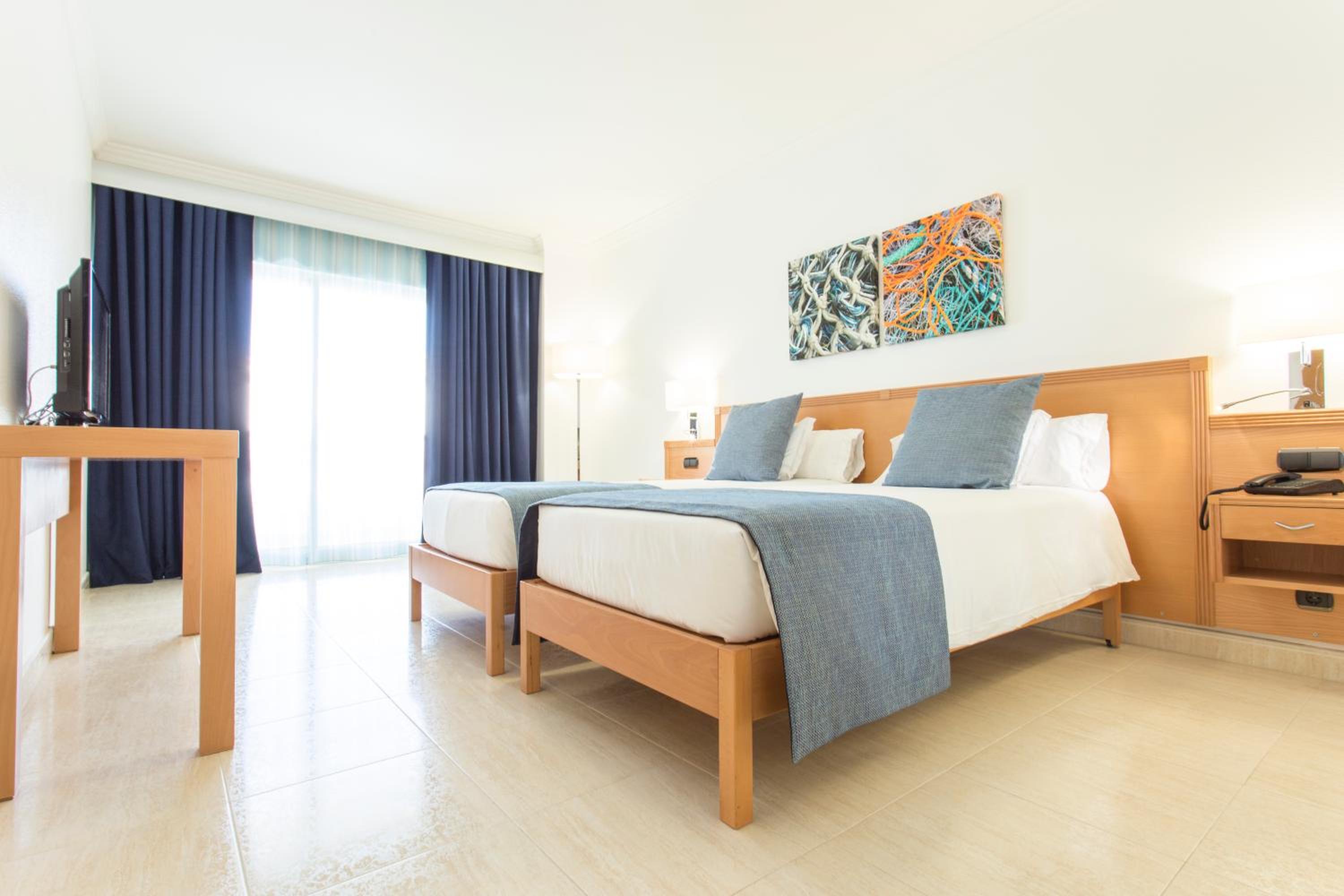 Room, Twin Beds, Lateral Side Sea View