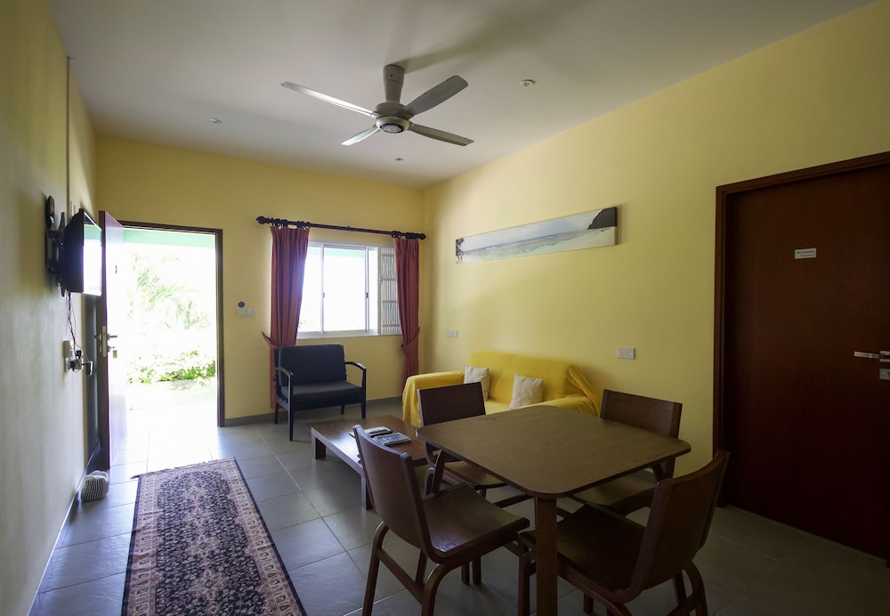 SURFERS SELF CATERING CHALETS 9/31