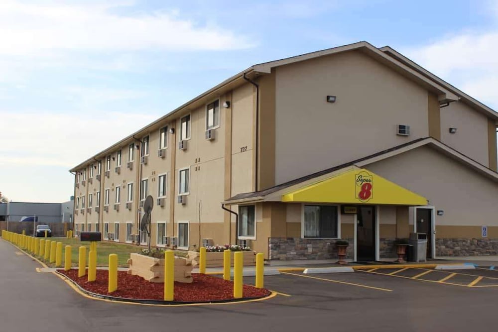 Super 8 by Wyndham Grand Rapids/Wyoming 3/21
