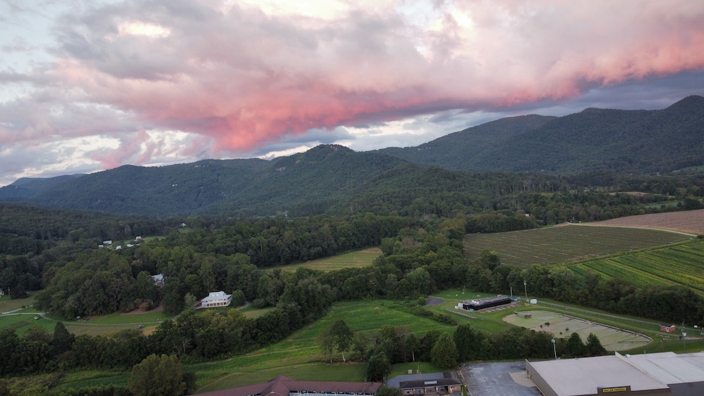 Mountain Valley Inn Dillard 56/62
