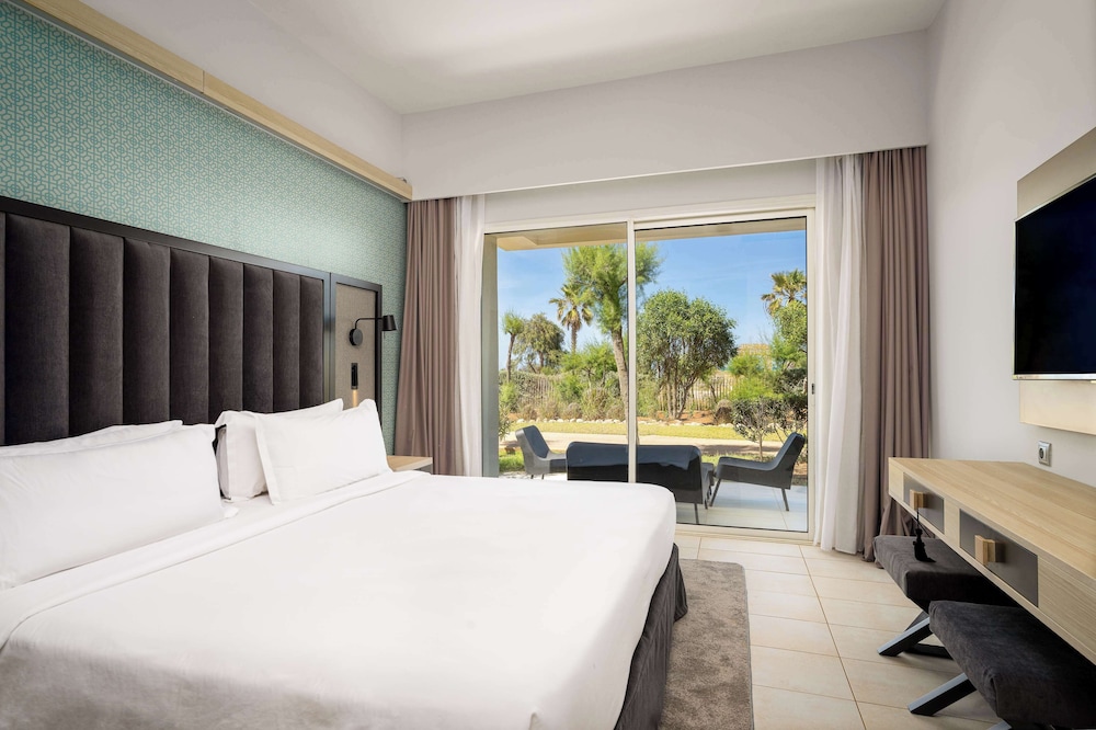 Junior Suite, King Bed, Garden View, Balcony, Lounge Access, Radisson Blu Resort Saidia Beach 2/7