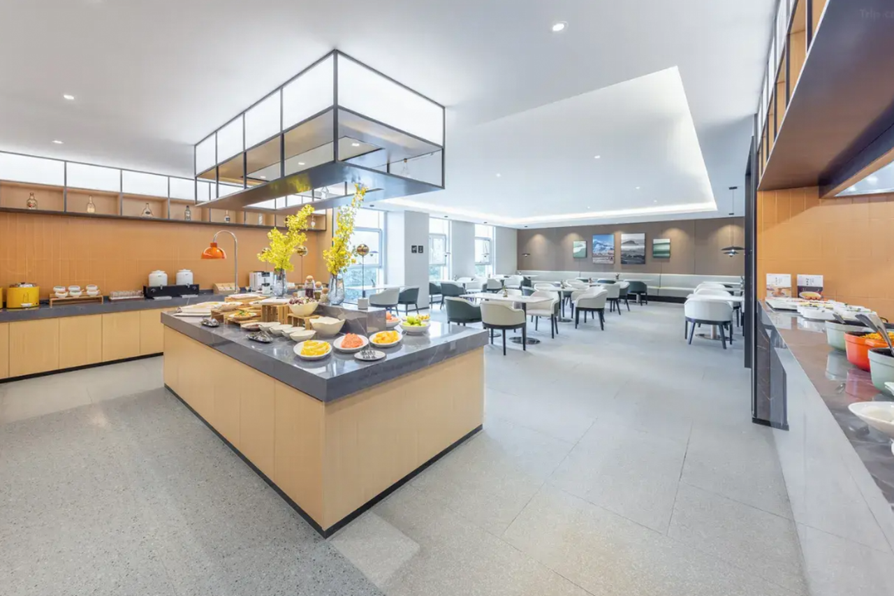 X Hotel Shuguang Atour, Shanghai Wuxu Cruise Terminal 2/15
