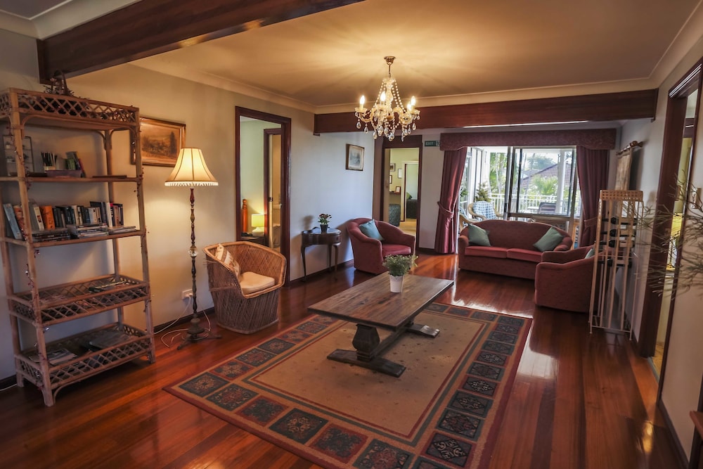Ainslie Manor Bed and Breakfast 50/66