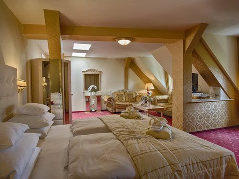 HOTEL AUGUSTA 25/50