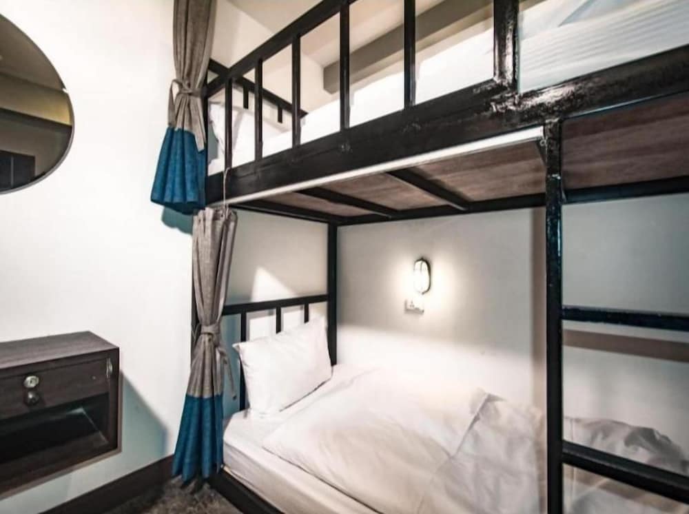 Balcony Party Hostel - Adult 18+ 8/22