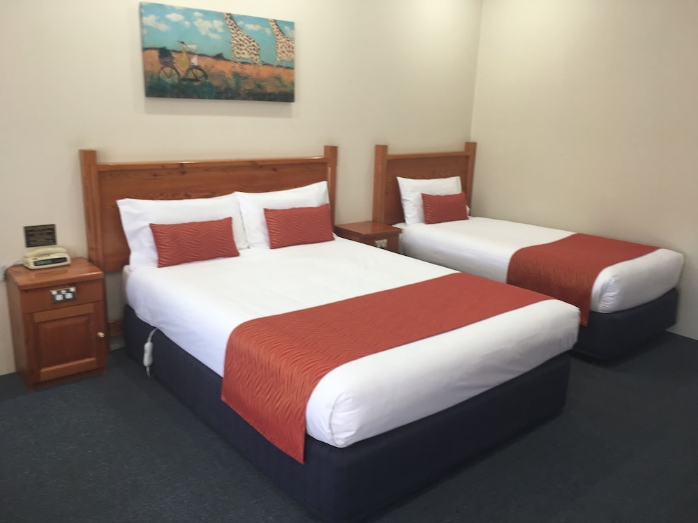 Breakout Motor Inn 14/20