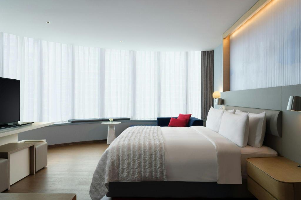 1 Bedroom, Vice President, Suite, King Bed, River View, Club Lounge Access
