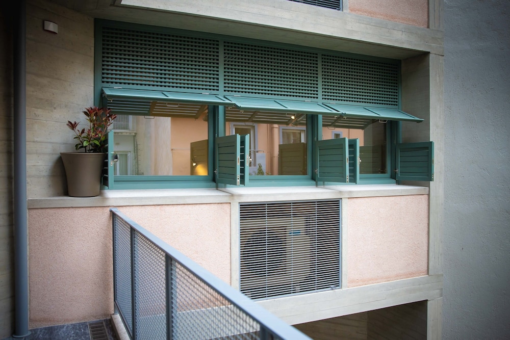 Athens BlueBuilding 3/50