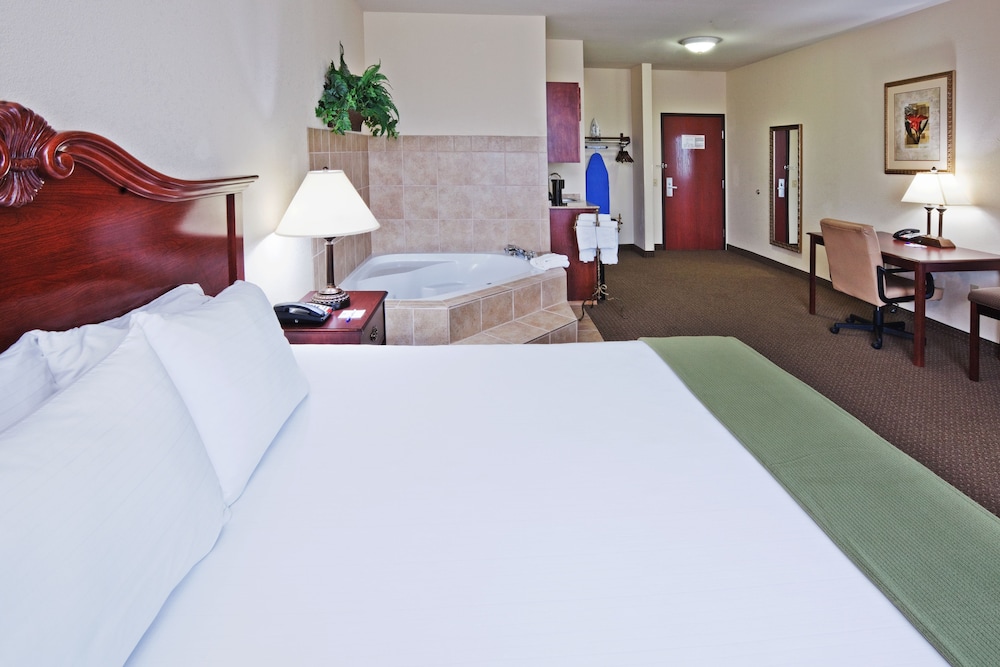 Holiday Inn Express and Suites Woodward Hwy 270 16/46