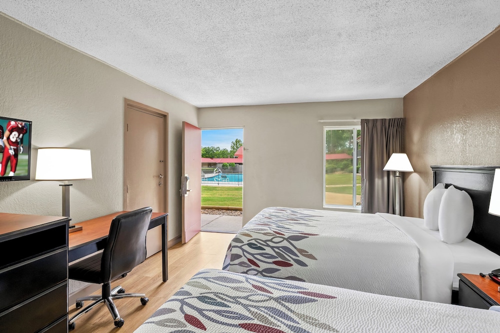 غرفة ديلوكس بسريرين مزدوجين بإطلالة على المسبح، Red Roof Inn Hot Springs 5/10