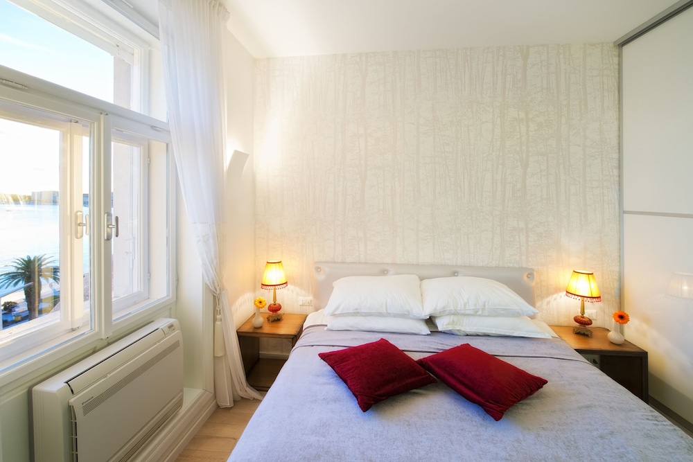 Riva Luxury Suites 15/50