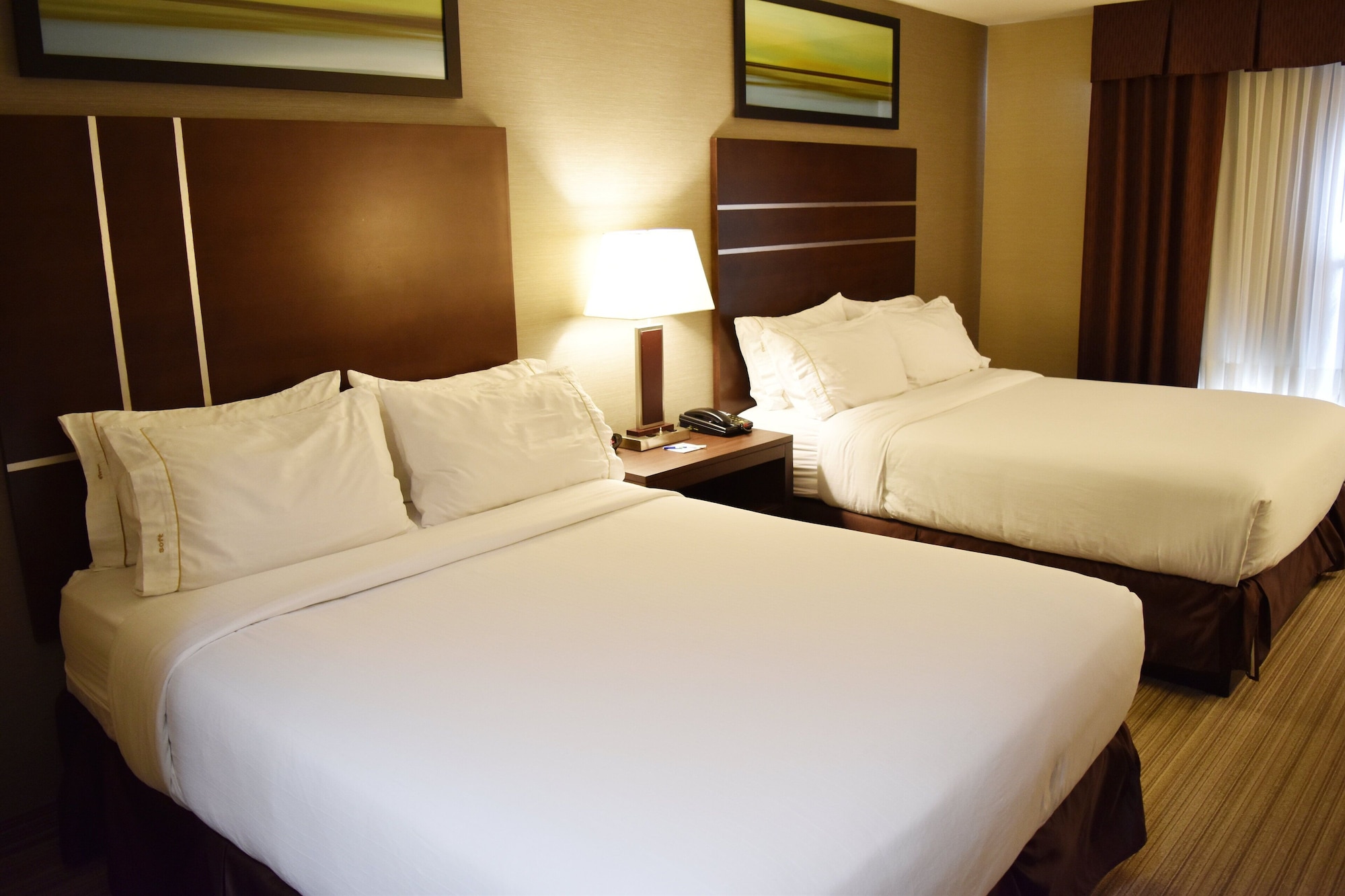 جناح بسريرين كوين لذوي الإعاقة، HOLIDAY INN EXPRESS GOLDEN KICKING HORSE 2/3