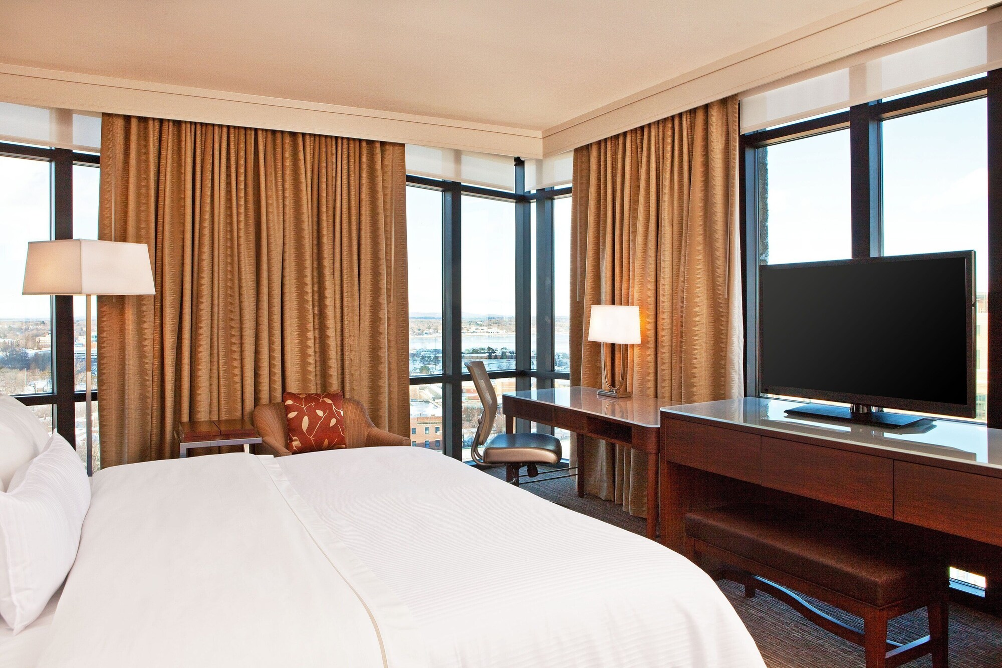 غرفة بسرير كينج بإطلالة على المدينة، The Westin Portland Harborview 3/8