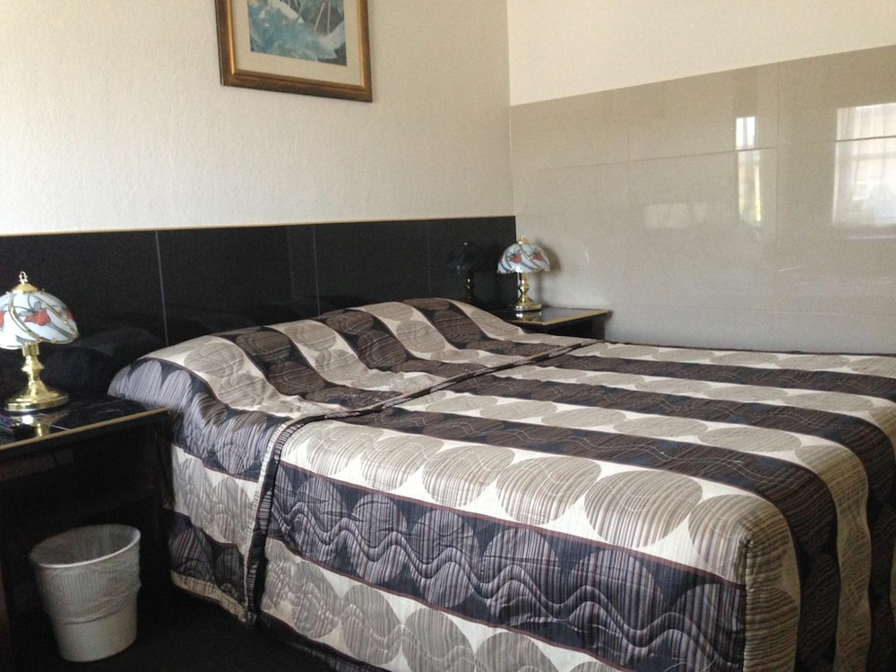 AVALON MOTEL 3/45