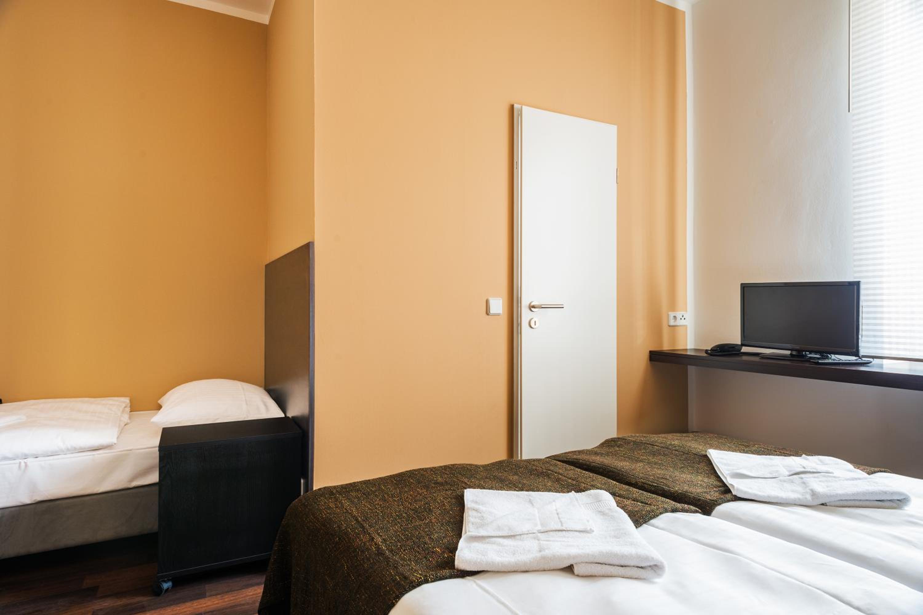 غرفة ثلاثية، Apple City Hotel 3/10