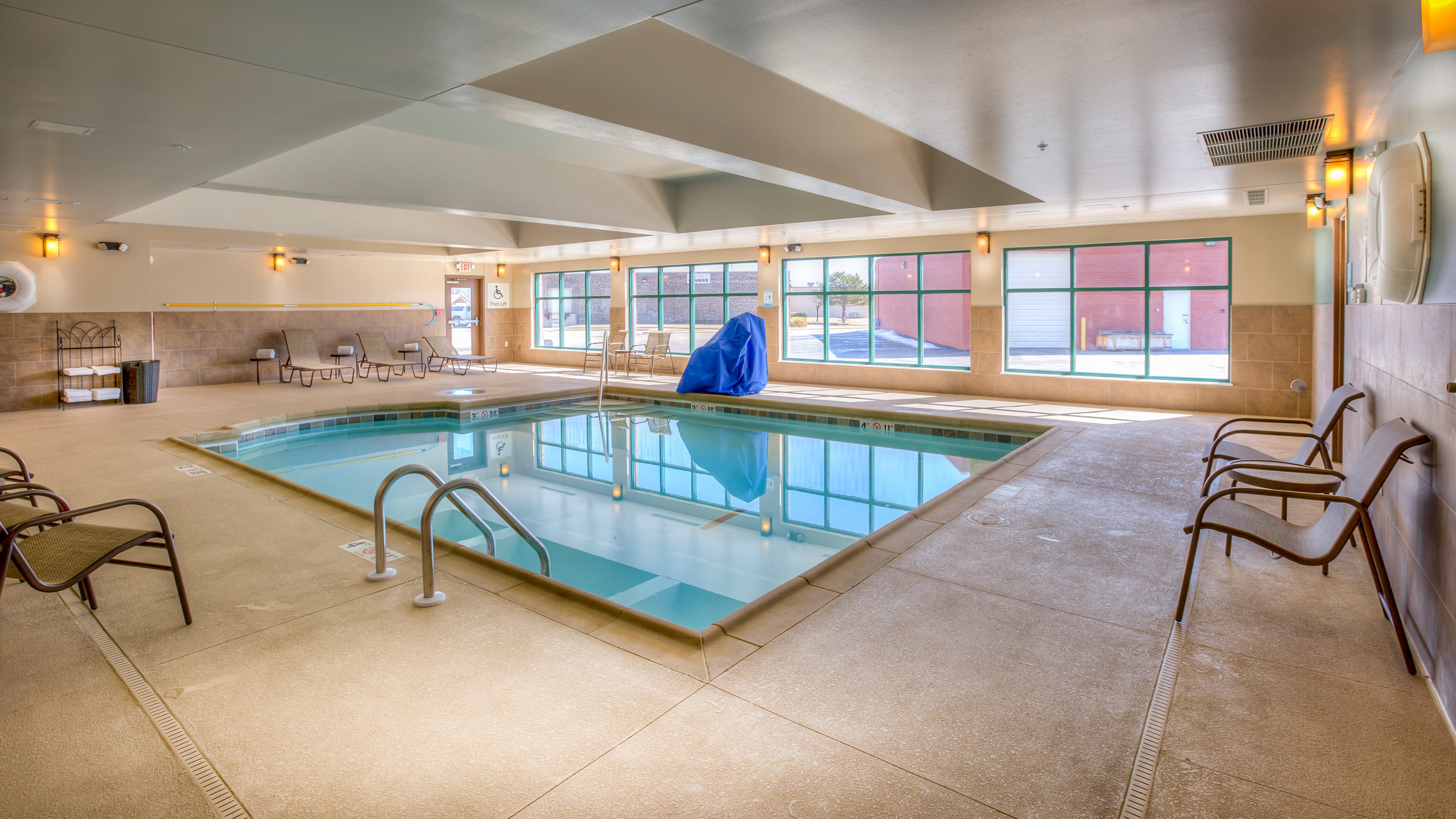 Holiday Inn Express Wichita South 32/59