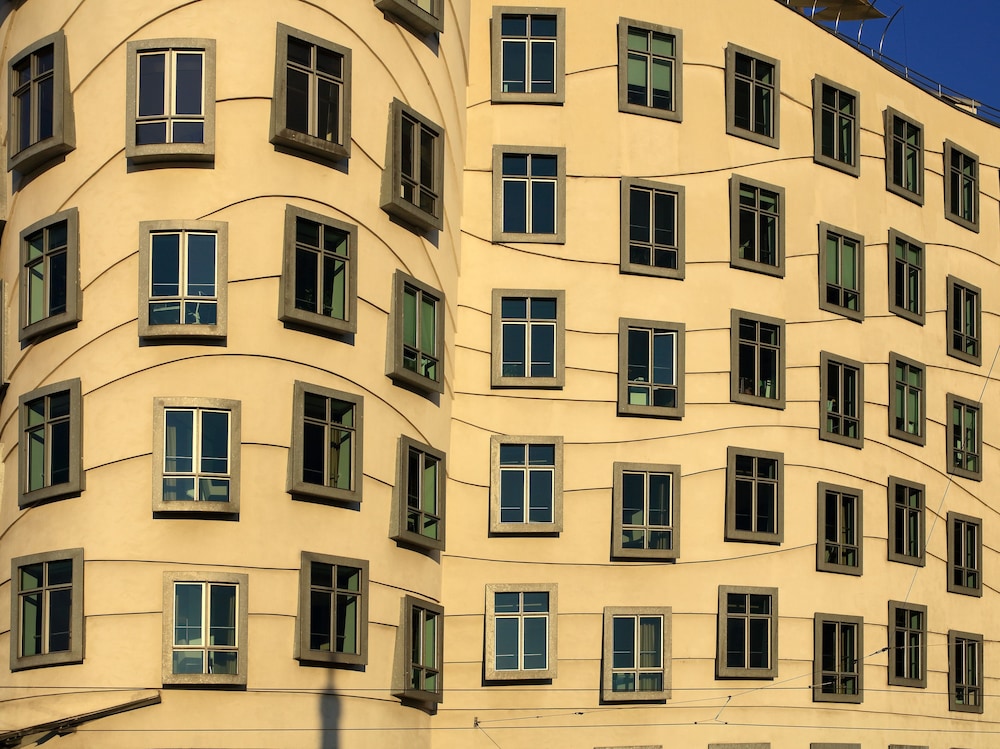 DANCING HOUSE HOTEL 6/75