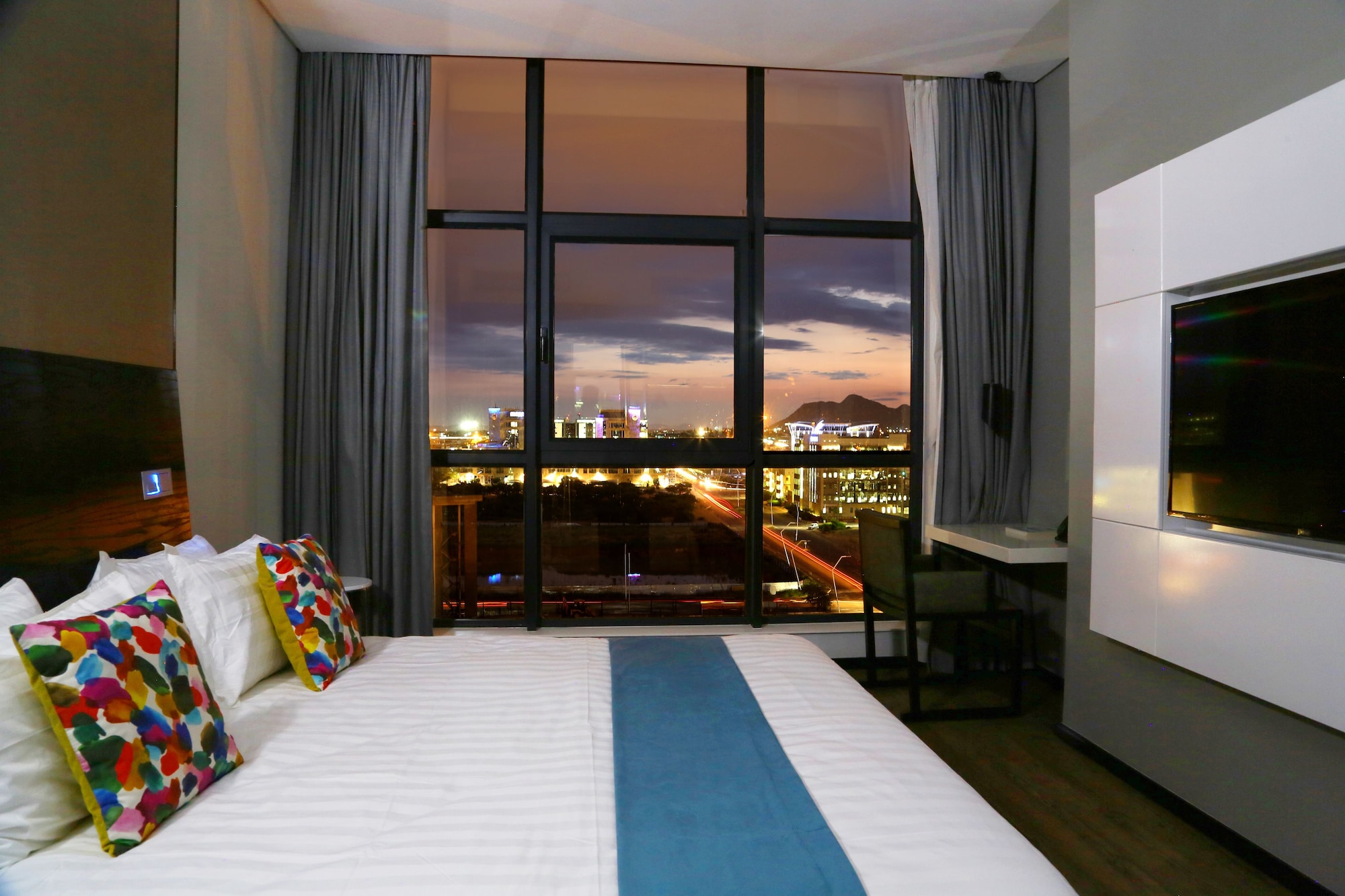 STANDARD, QUEEN BED
