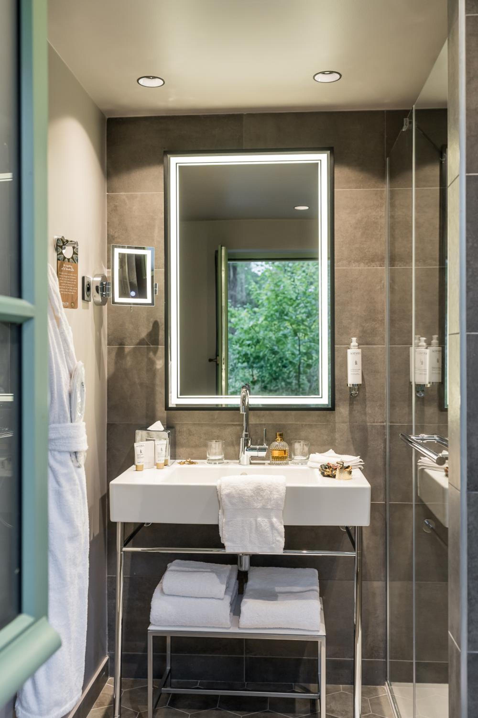 Spa, Classic, Queen Bed، Dolce by Wyndham Versailles - Domaine du Montcel 5/7