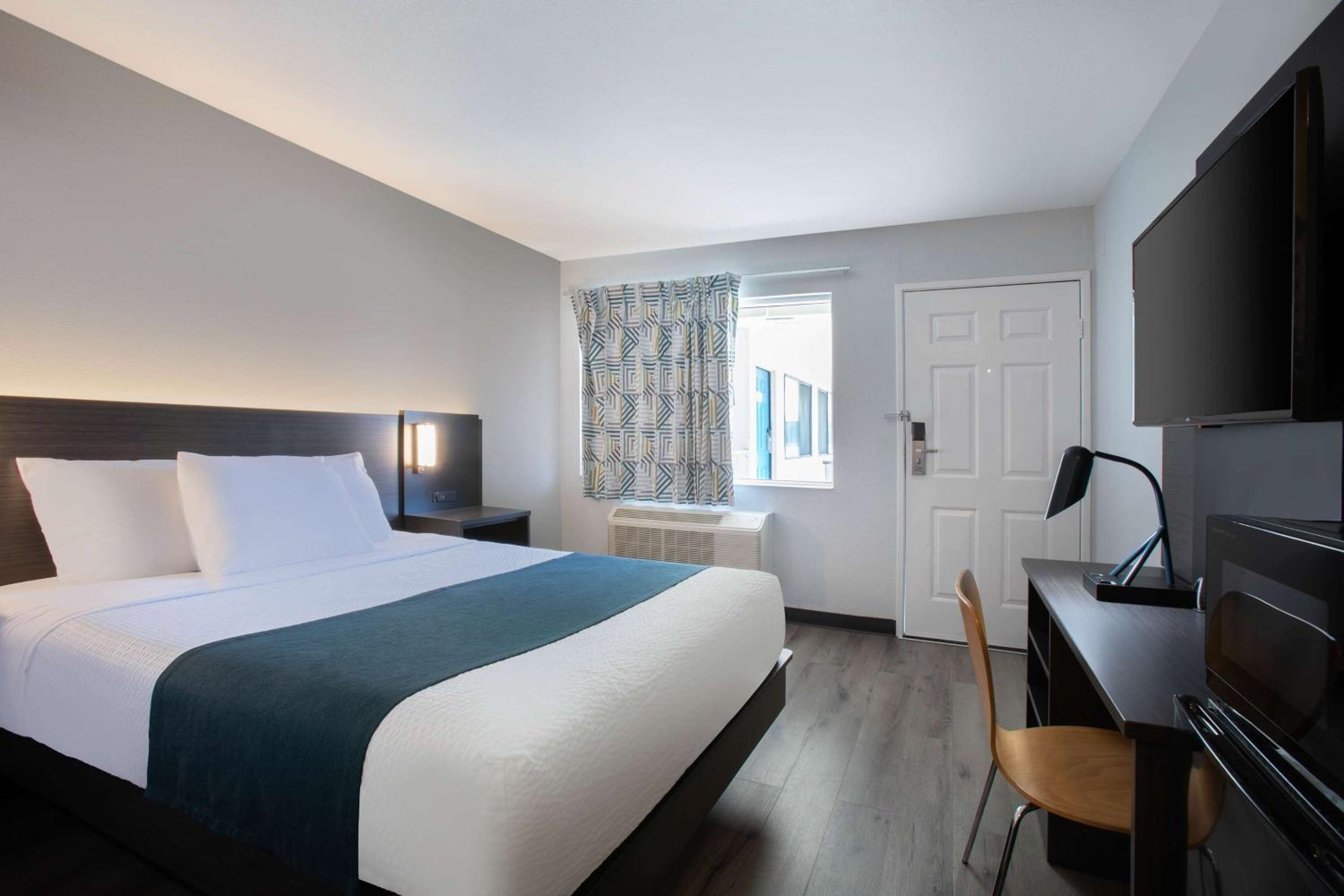1 Queen Bed Non-smoking