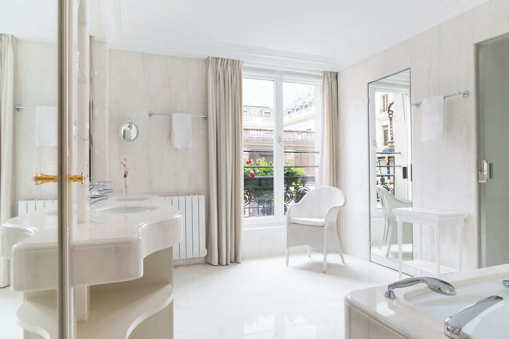 Junior Suite, King Bed, Corner, Le Bristol Paris 7/9