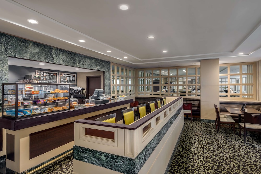 DoubleTree by Hilton New York LaGuardia Airport 35/54