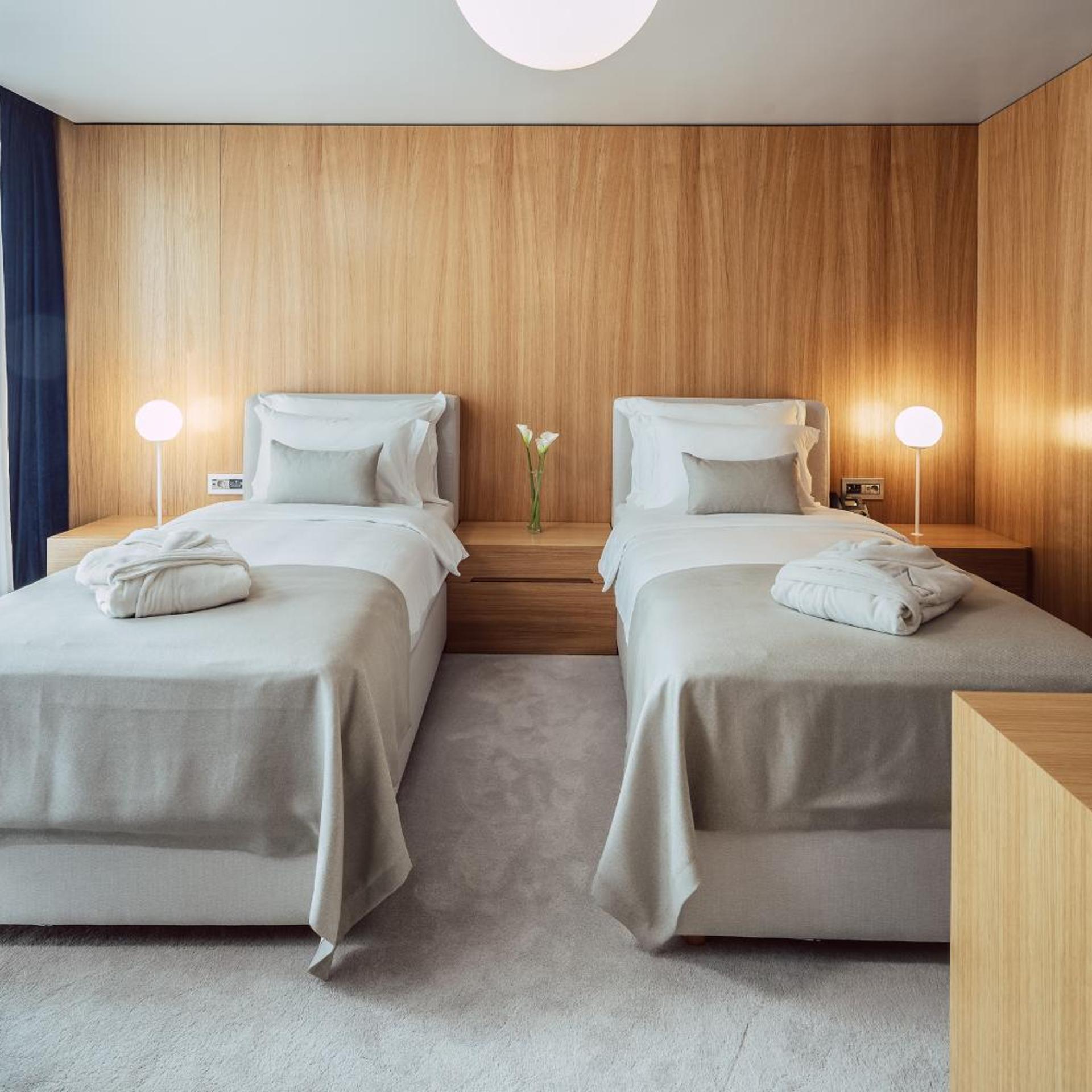 Grand, Premium, Twin Beds, Atrium View