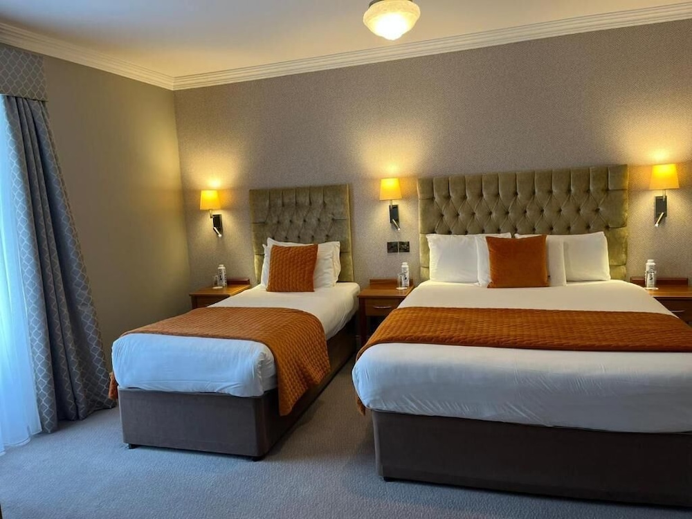 ROOM, TWIN BEDS