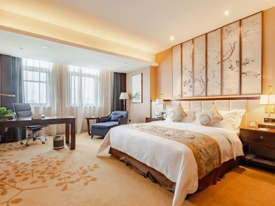 Superior, Queen Bed