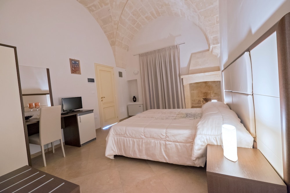DELUXE, DOUBLE OR TWIN BED